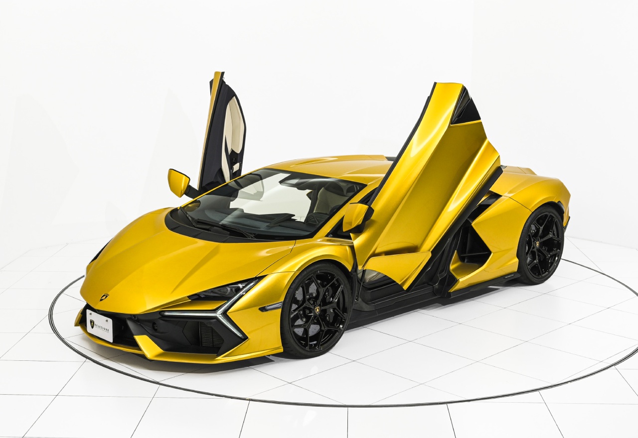 Lamborghini Revuelto - image 1