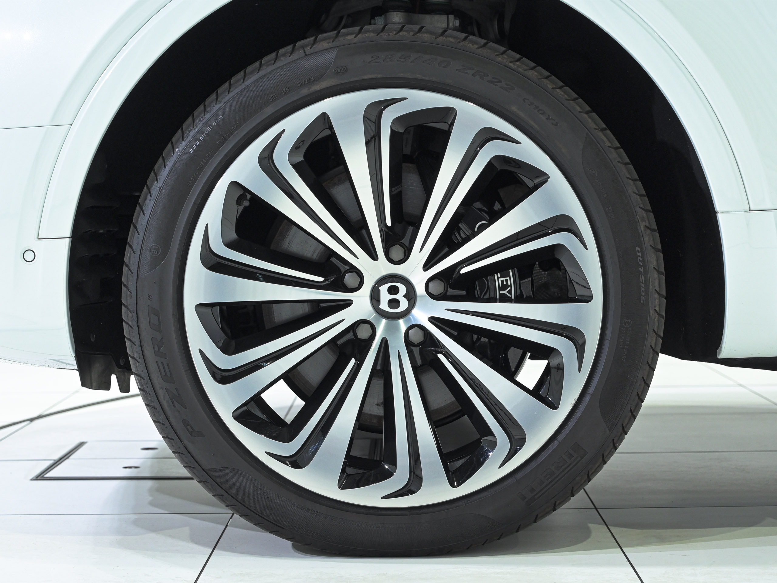 Bentley Bentayga Azure - image 7