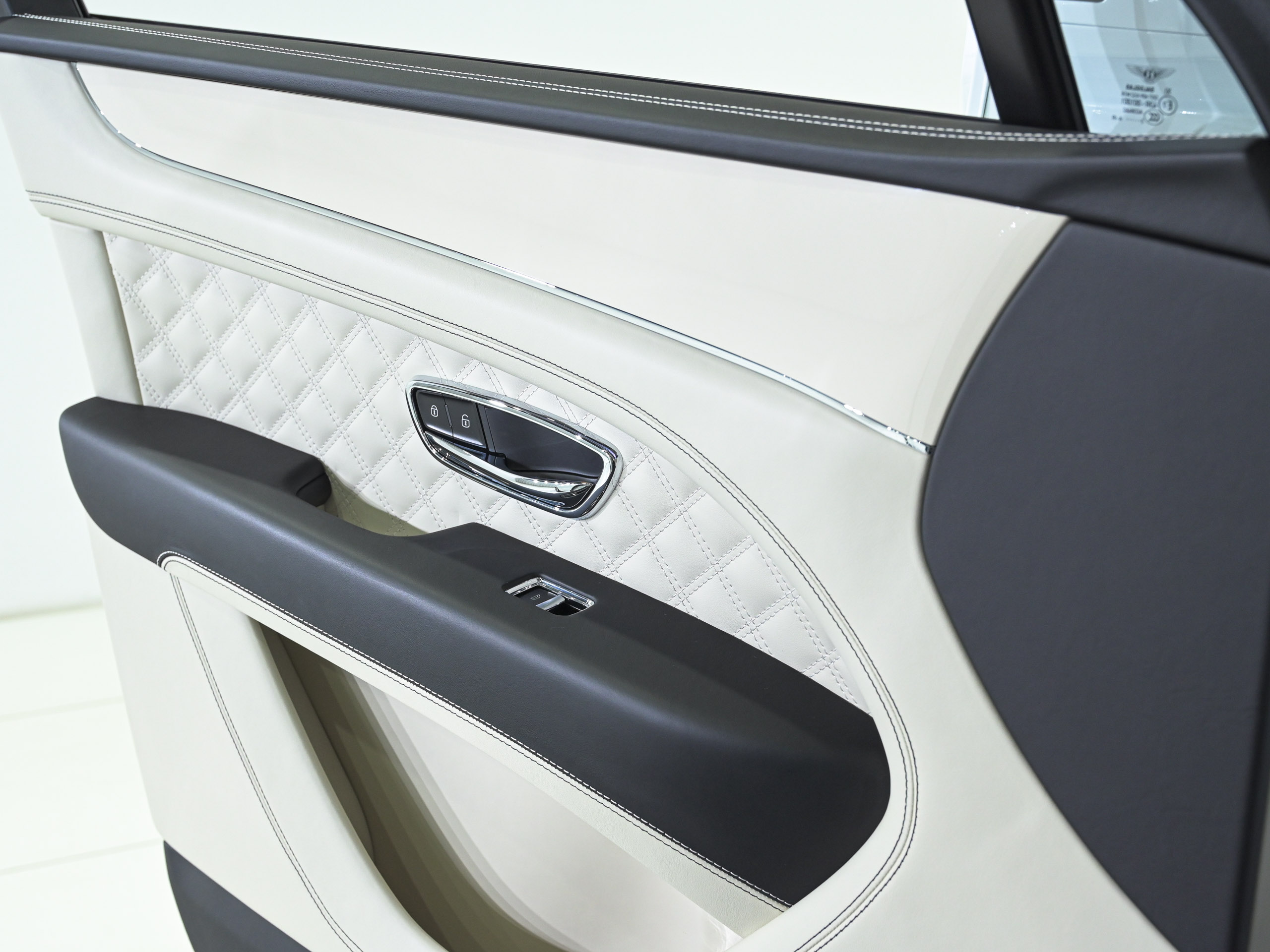 Bentley Bentayga Azure - image 11