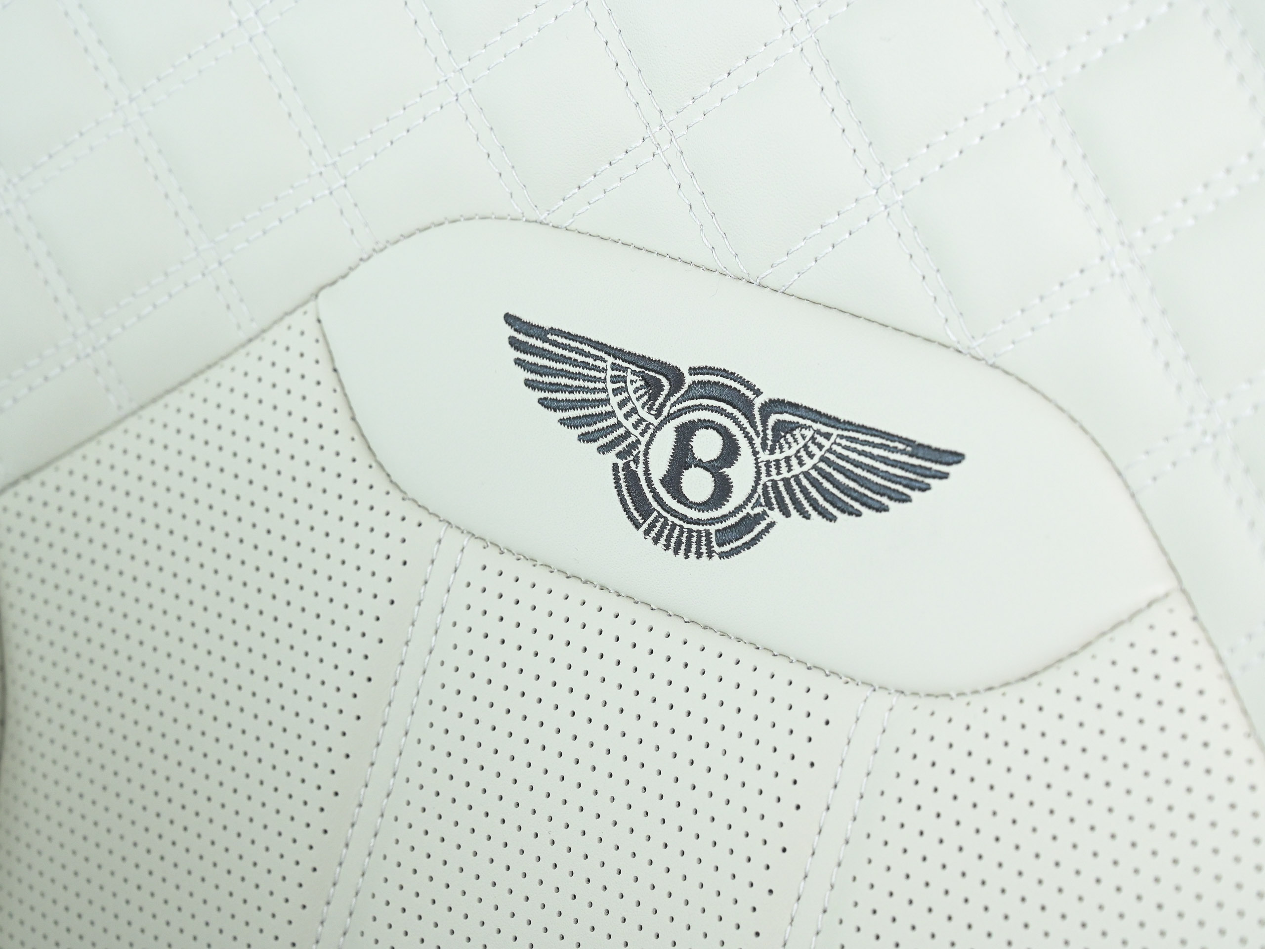 Bentley Bentayga Azure - image 17