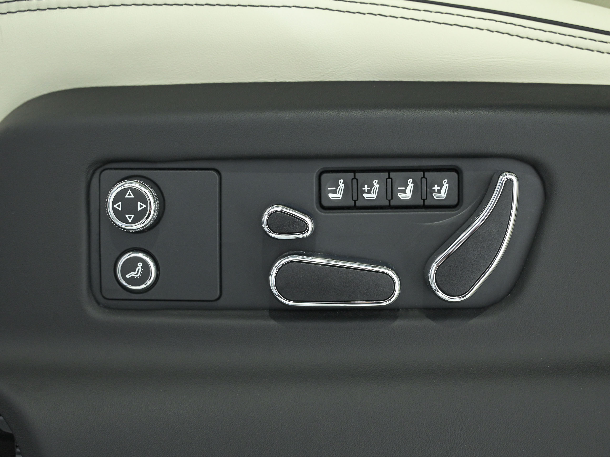 Bentley Bentayga Azure - image 19