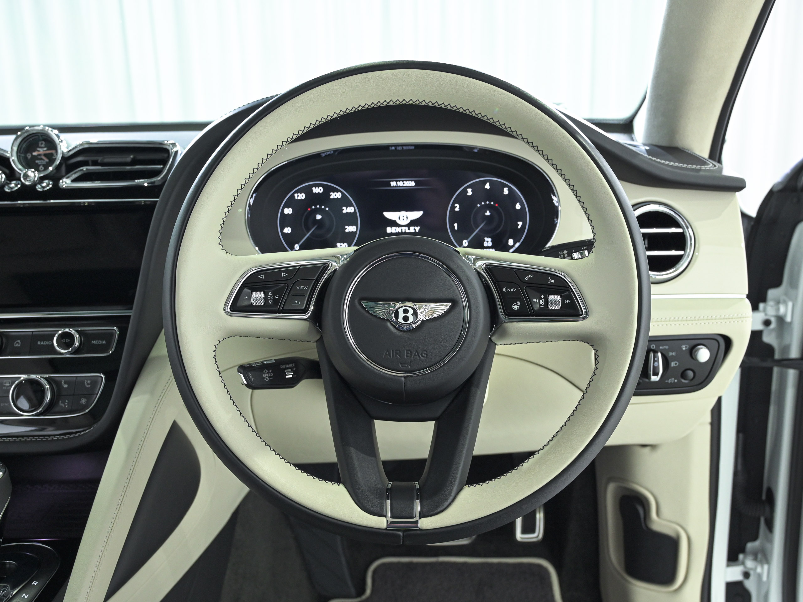 Bentley Bentayga Azure - image 22