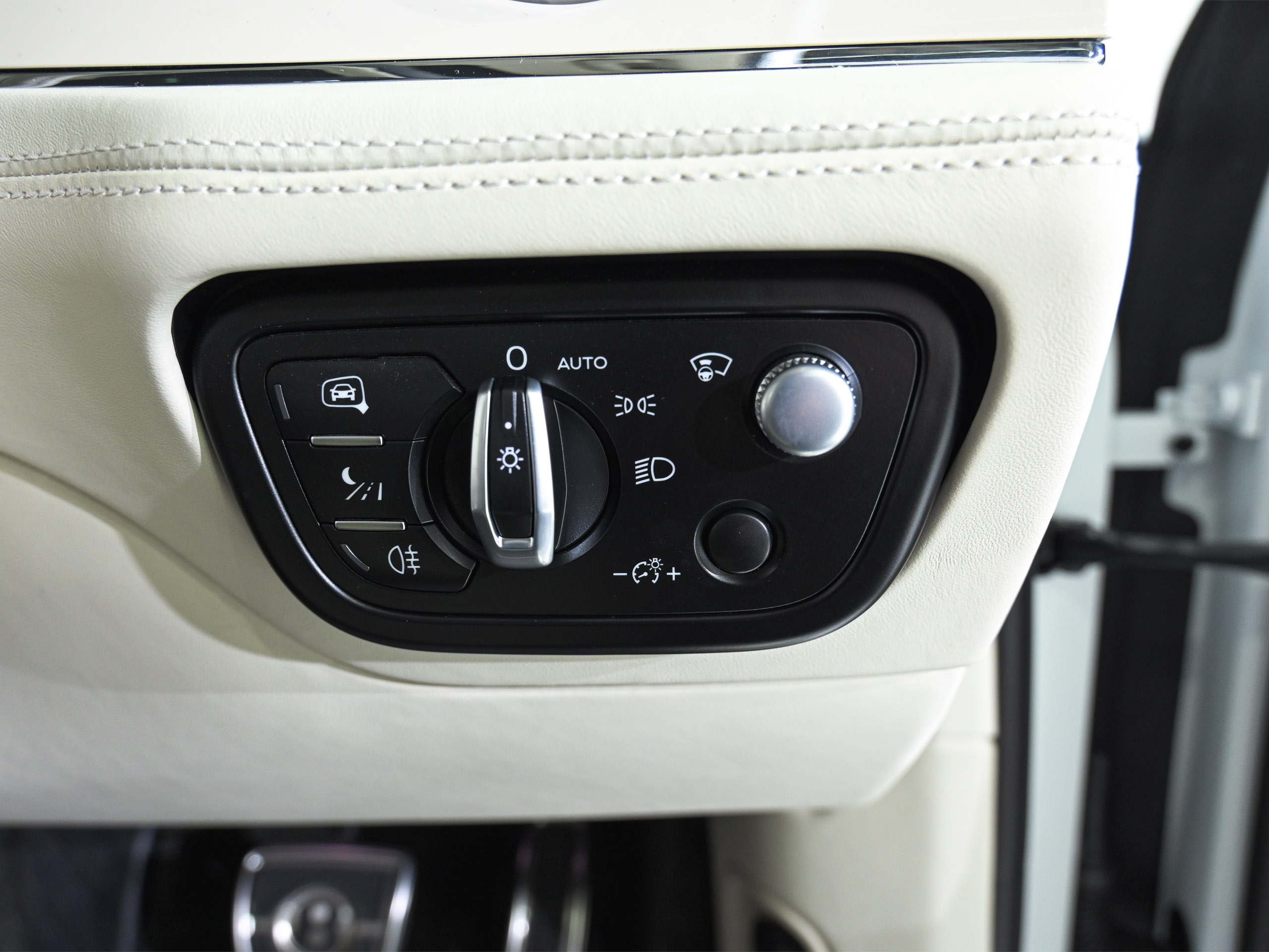 Bentley Bentayga Azure - image 24
