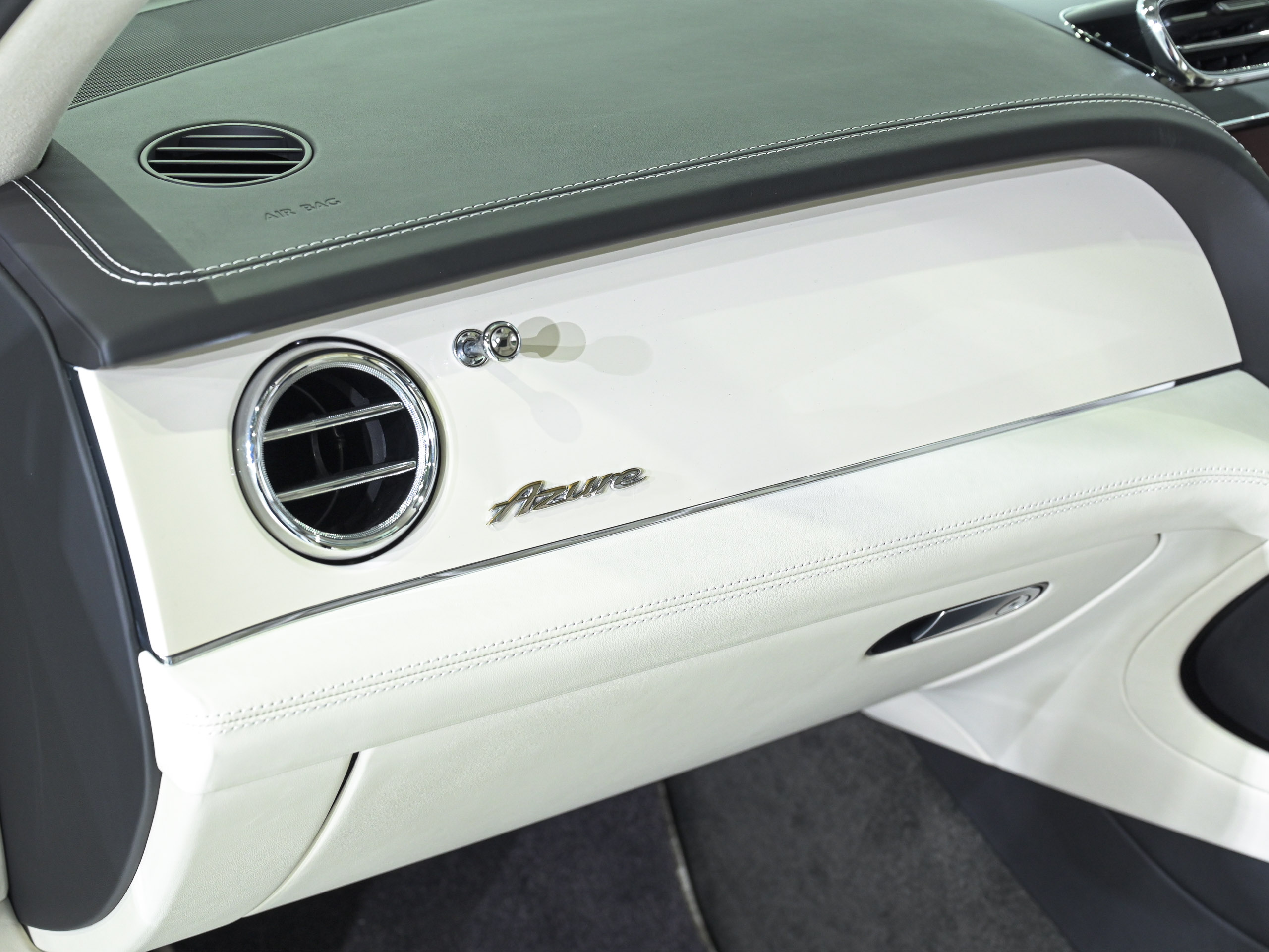 Bentley Bentayga Azure - image 31