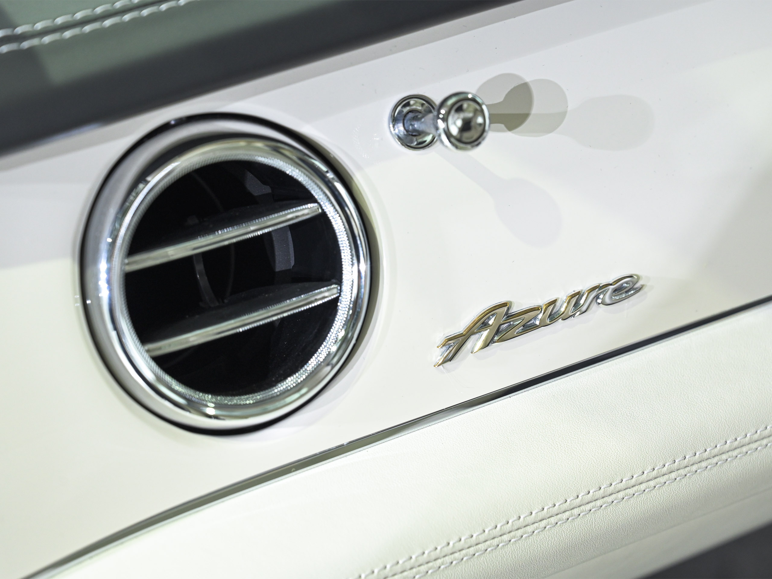Bentley Bentayga Azure - image 32