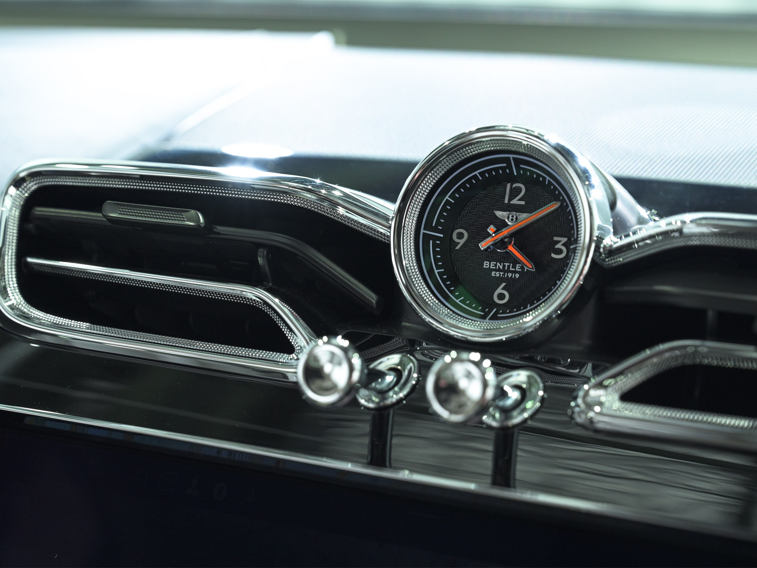 Bentley Bentayga Azure - image 33
