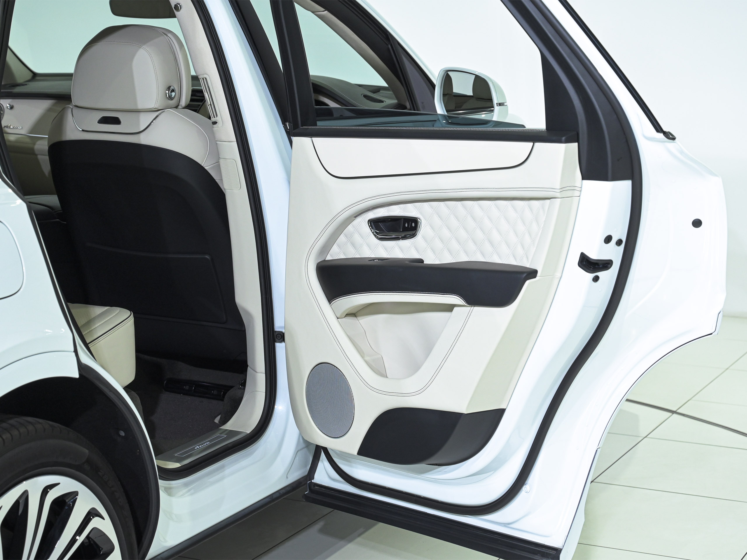 Bentley Bentayga Azure - image 35