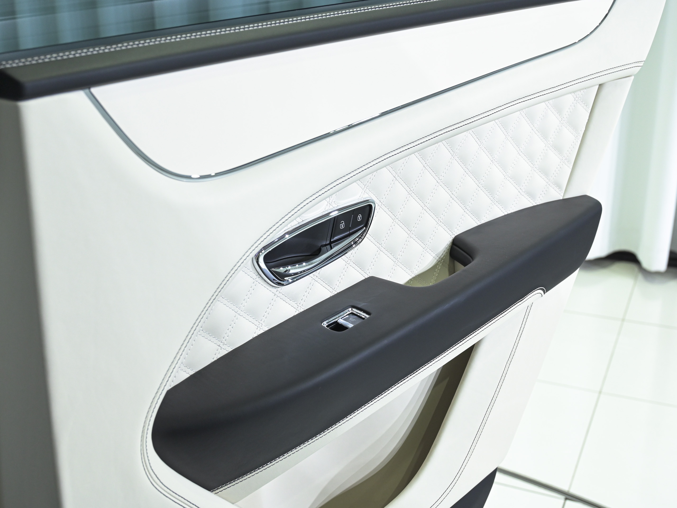 Bentley Bentayga Azure - image 36