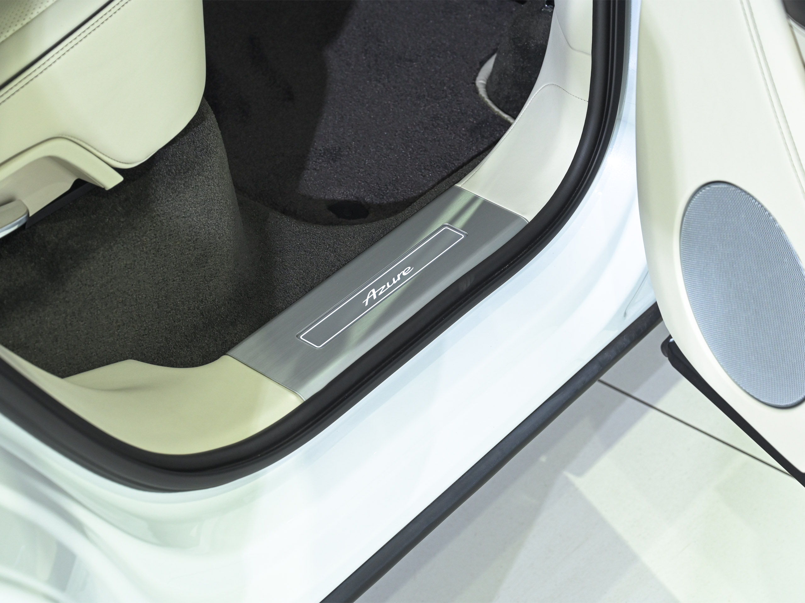 Bentley Bentayga Azure - image 38
