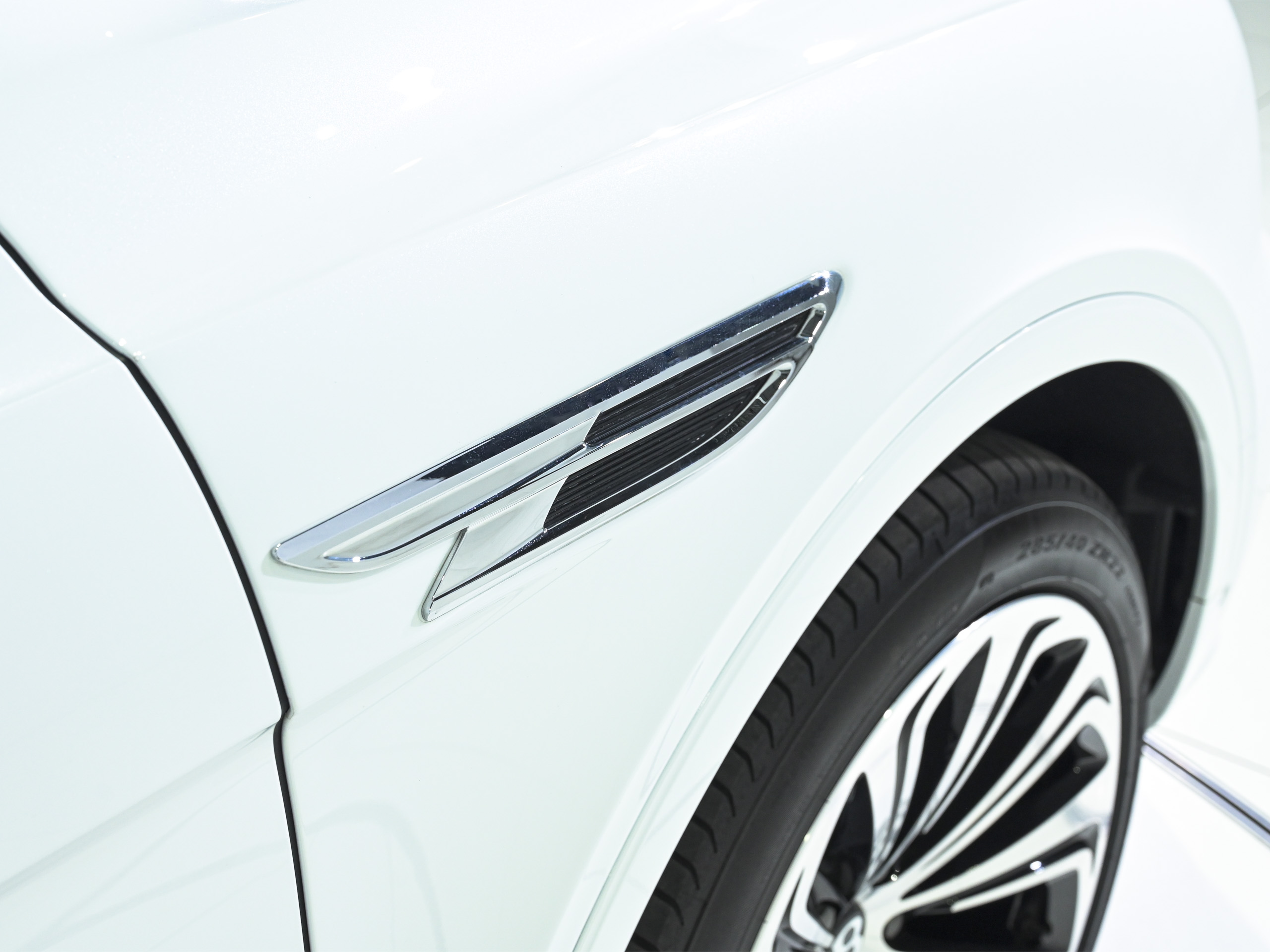 Bentley Bentayga Azure - image 47