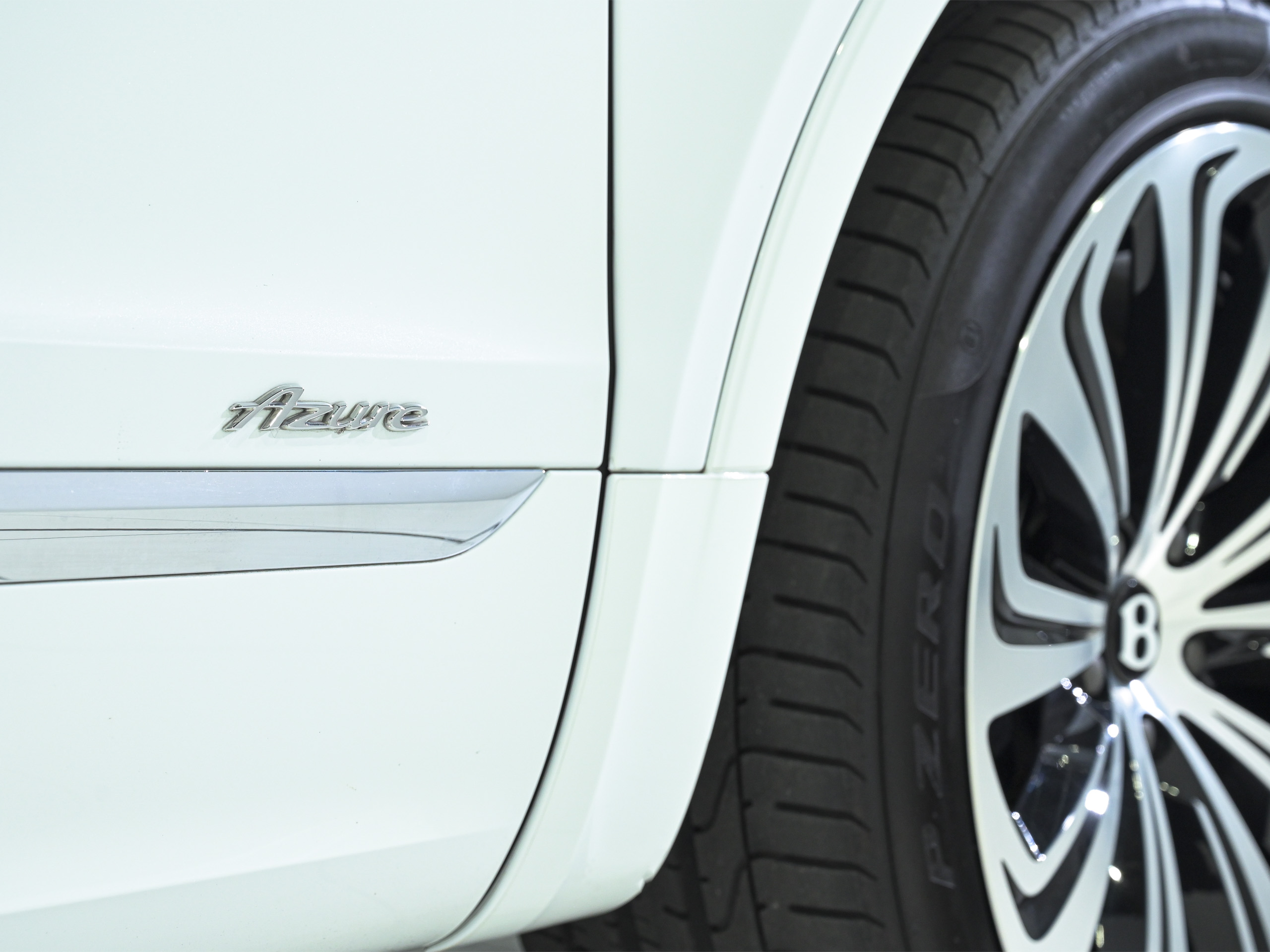 Bentley Bentayga Azure - image 48