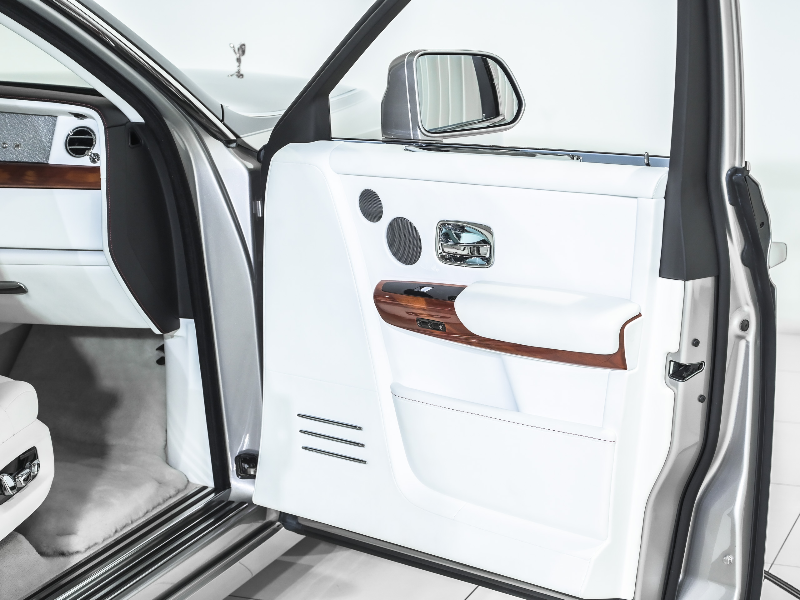 Rolls-Royce Phantom VIII - image 12