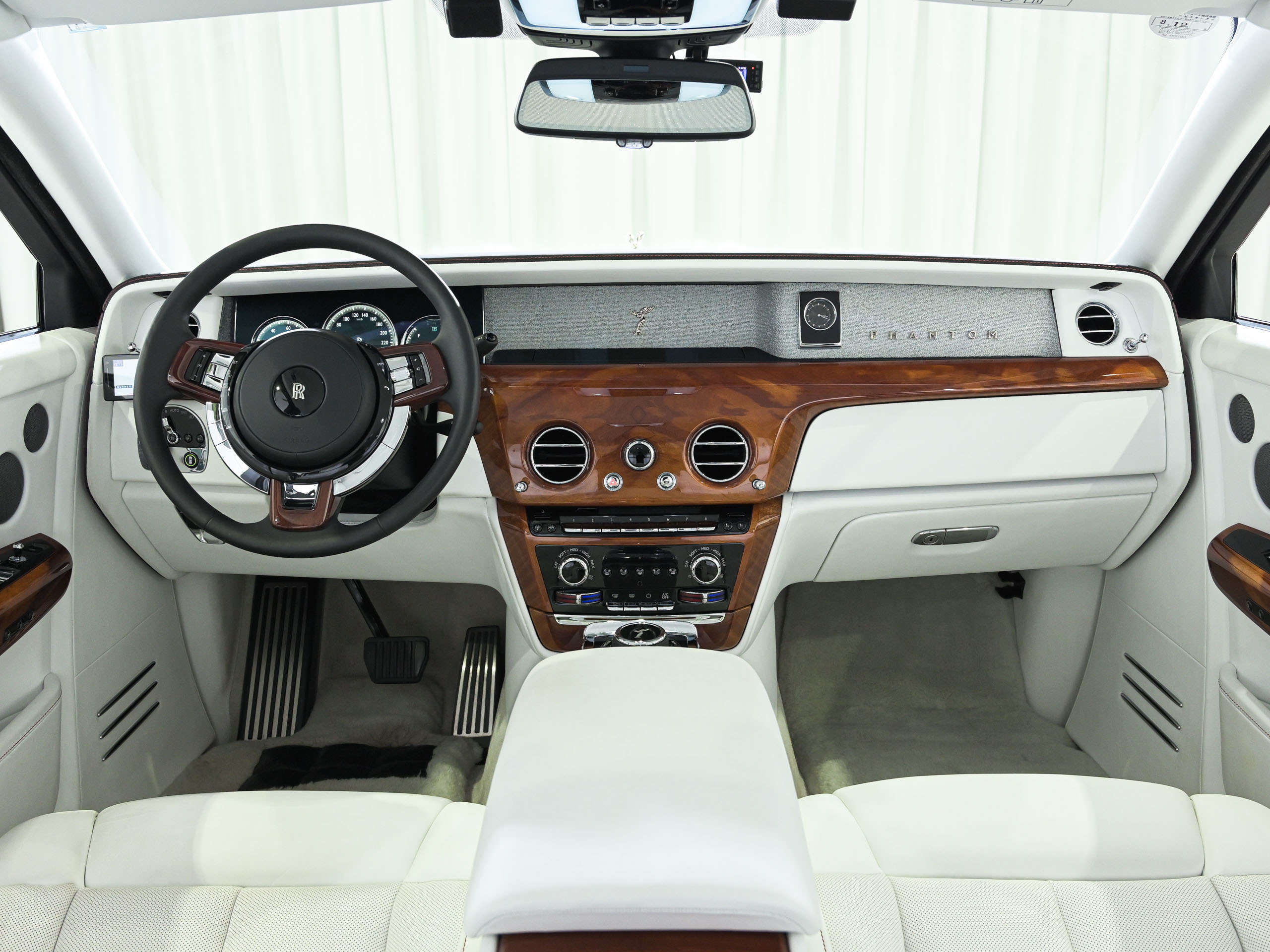 Rolls-Royce Phantom VIII - image 21