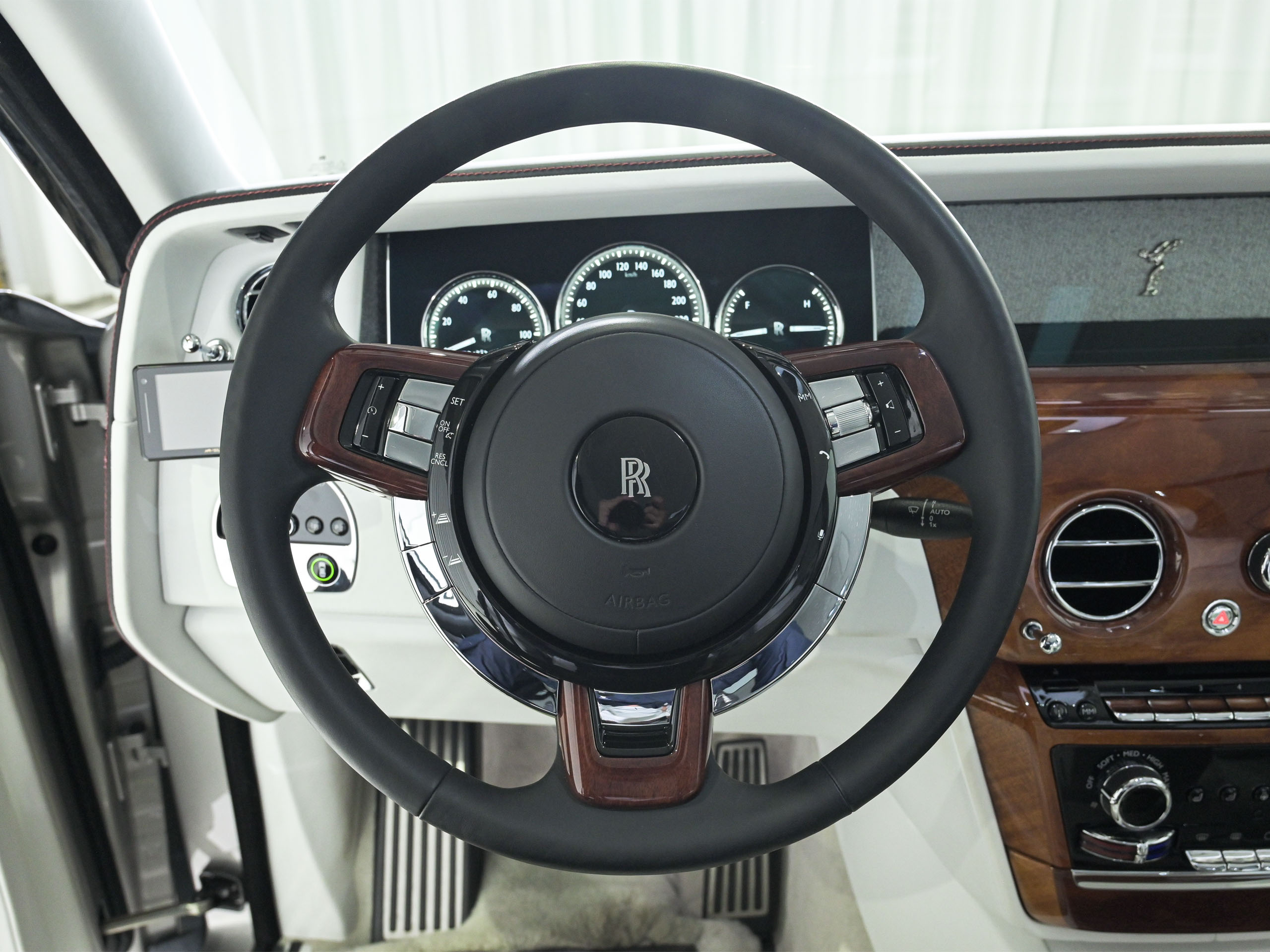 Rolls-Royce Phantom VIII - image 22