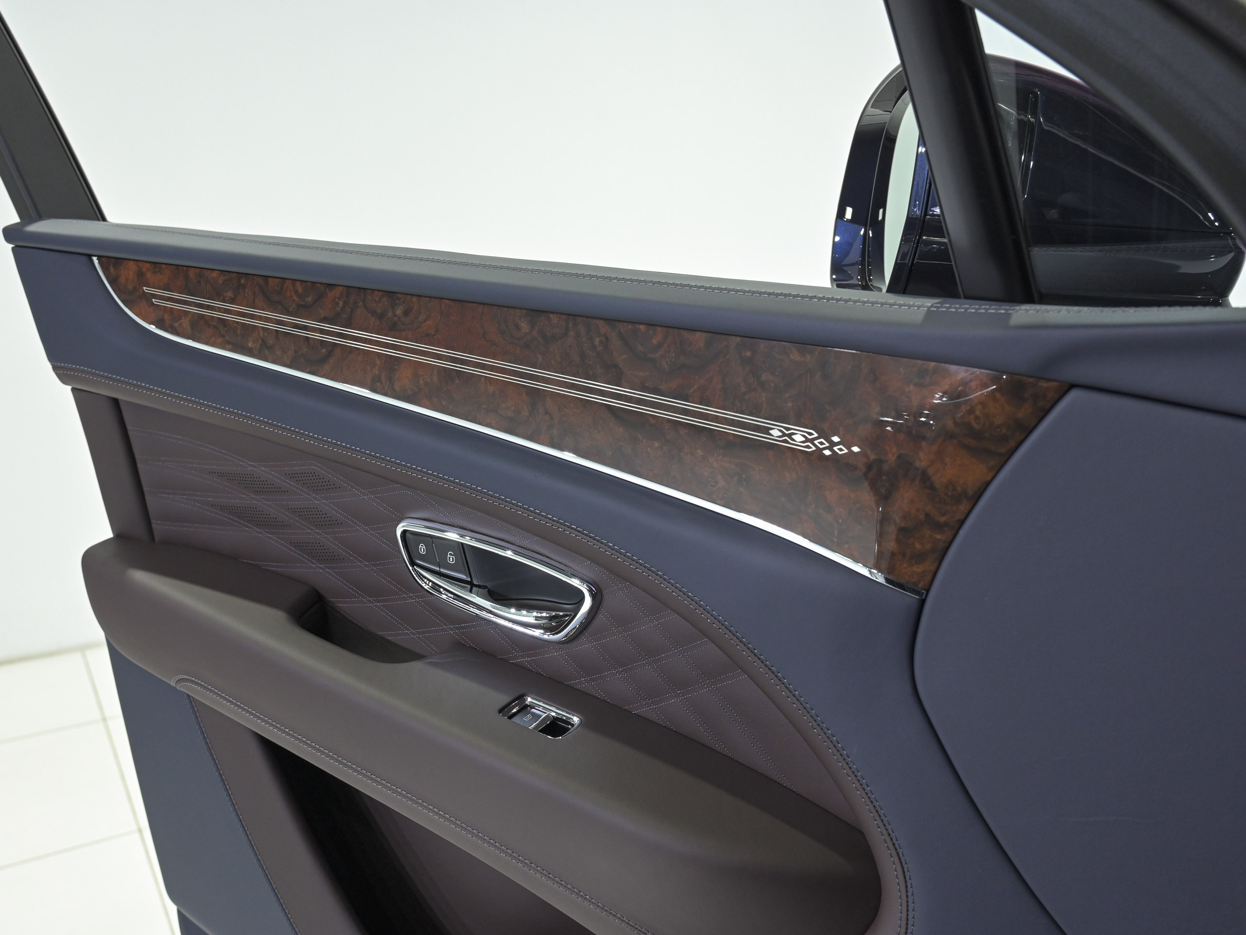 Bentley Bentayga EWB AZURE - image 11