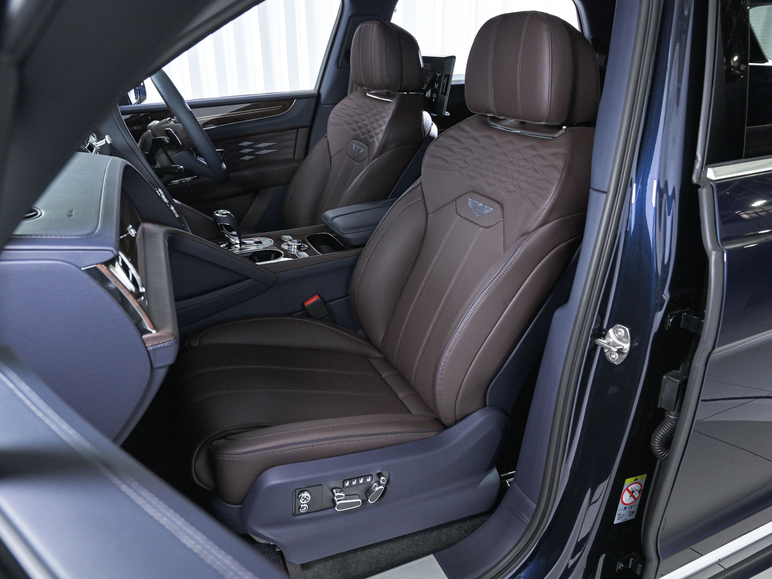 Bentley Bentayga EWB AZURE - image 16