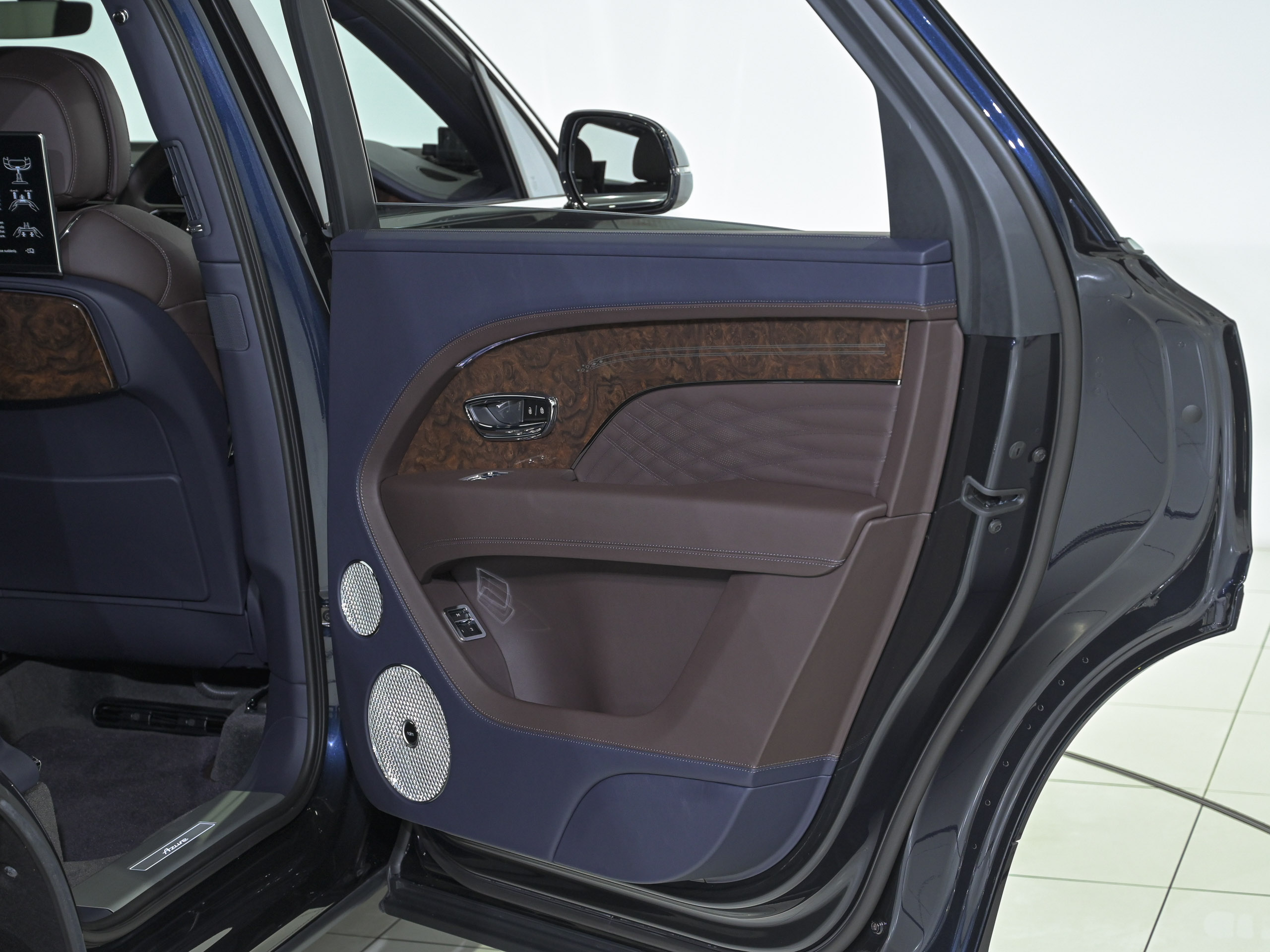 Bentley Bentayga EWB AZURE - image 35