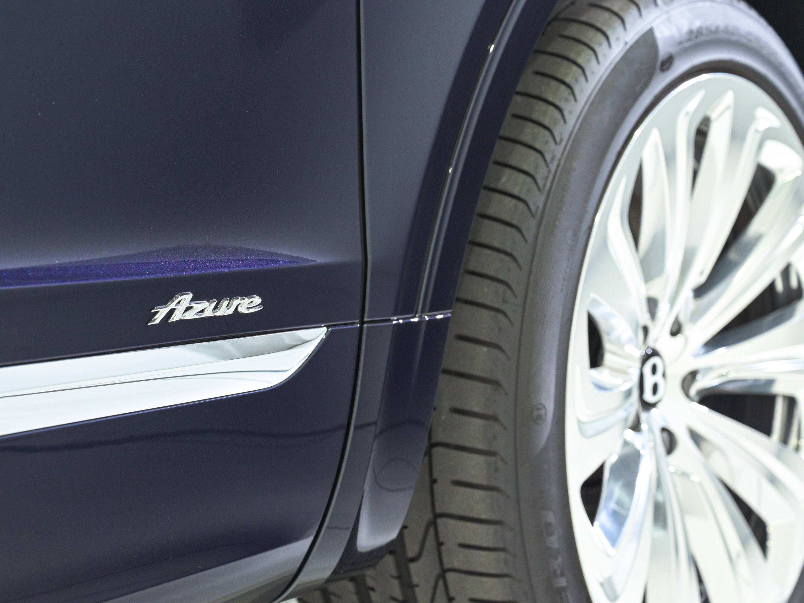 Bentley Bentayga EWB AZURE - image 50