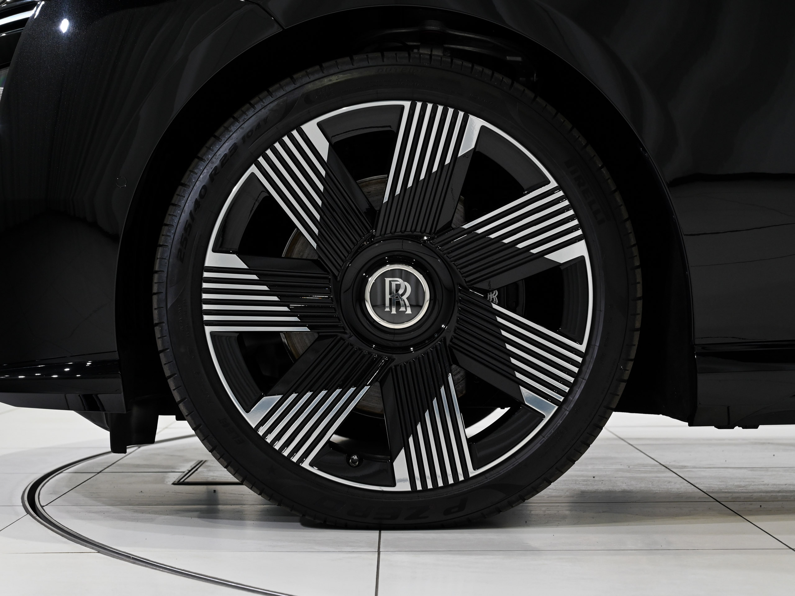Rolls-Royce Spectre - image 8
