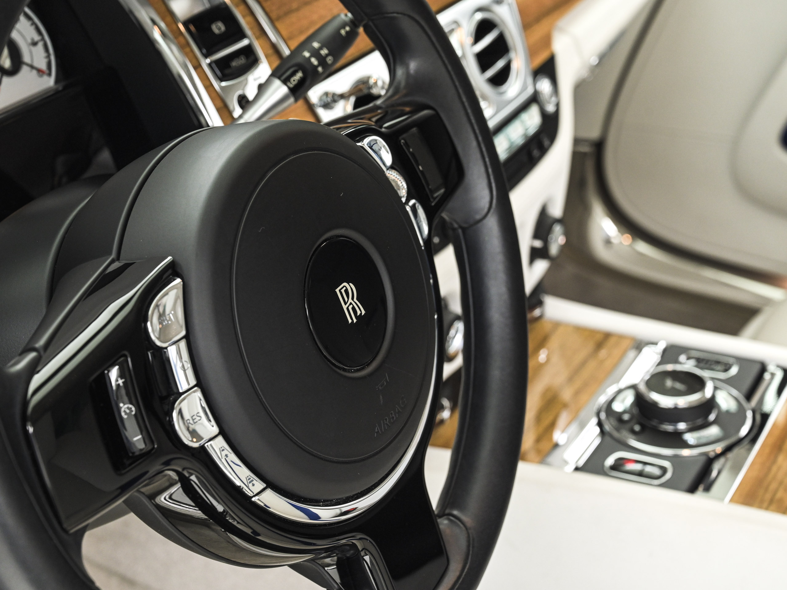 Rolls-Royce Wraith - image 25