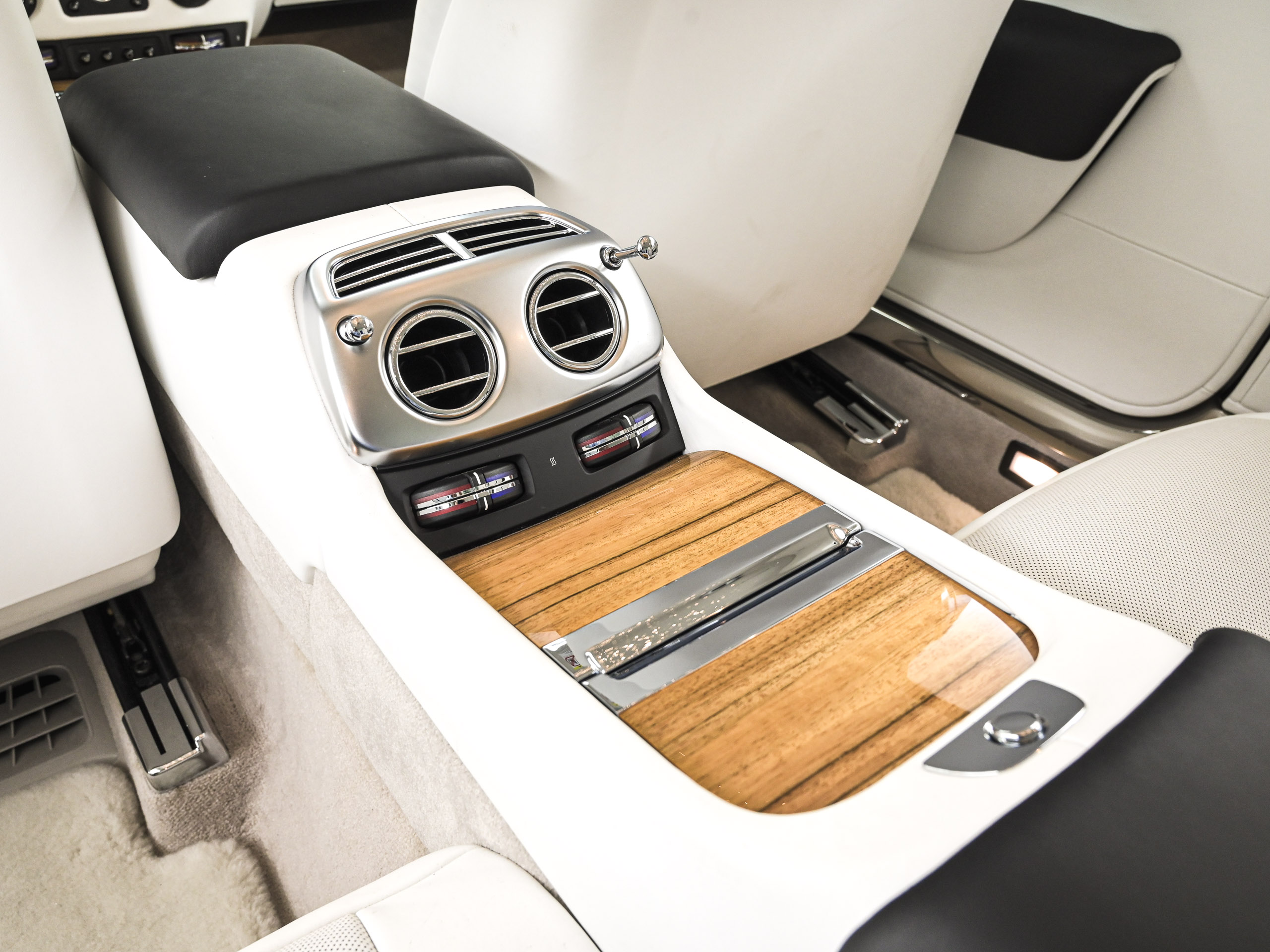 Rolls-Royce Wraith - image 27